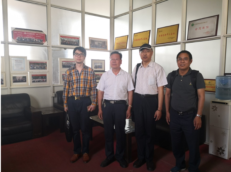 5月28日下午中国矿业增值联盟协会唐懿秘书长、矿业联盟协会发展规划部魏立涛部长、北京慧鎏公司刘传之总经理一行在公司陈端庭总经理的陪同下参观生产车间及动态研发室，交流座谈公司下步发展及规划。